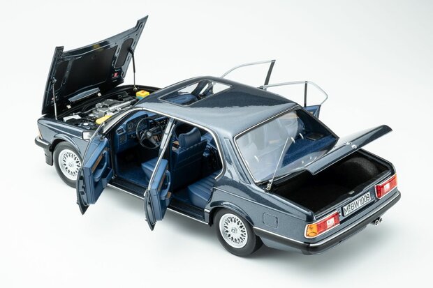 Touring Modelcars 1:18 BMW 745i E23 1984 arcti blue metalic. Verwaccht 11-2026
