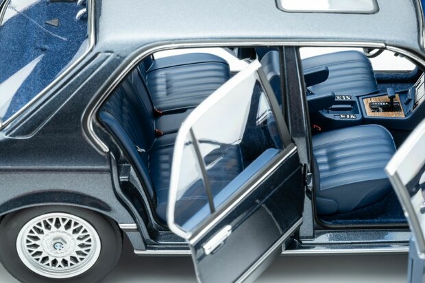 Touring Modelcars 1:18 BMW 745i E23 1984 arcti blue metalic. Verwaccht 11-2026