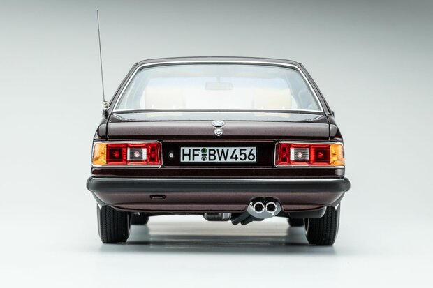 Touring Modelcars 1:18 BMW 745i E23 1984 Burgundy red metalic. Verwacht 11-2026