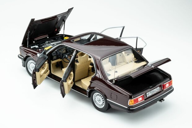 Touring Modelcars 1:18 BMW 745i E23 1984 Burgundy red metalic. Verwacht 11-2026