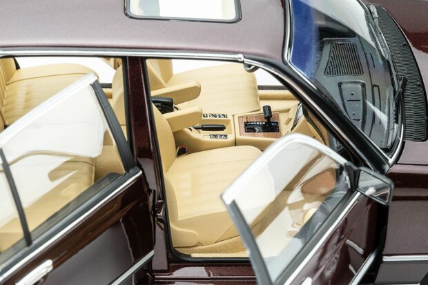 Touring Modelcars 1:18 BMW 745i E23 1984 Burgundy red metalic. Verwacht 11-2026