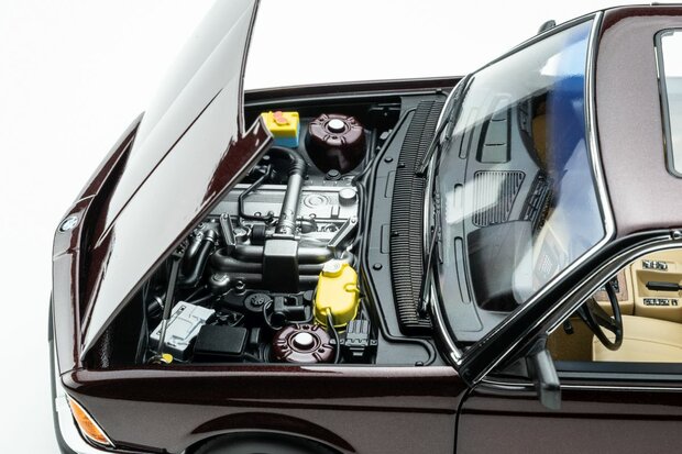 Touring Modelcars 1:18 BMW 745i E23 1984 Burgundy red metalic. Verwacht 11-2026