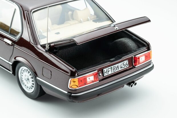 Touring Modelcars 1:18 BMW 745i E23 1984 Burgundy red metalic. Verwacht 11-2026
