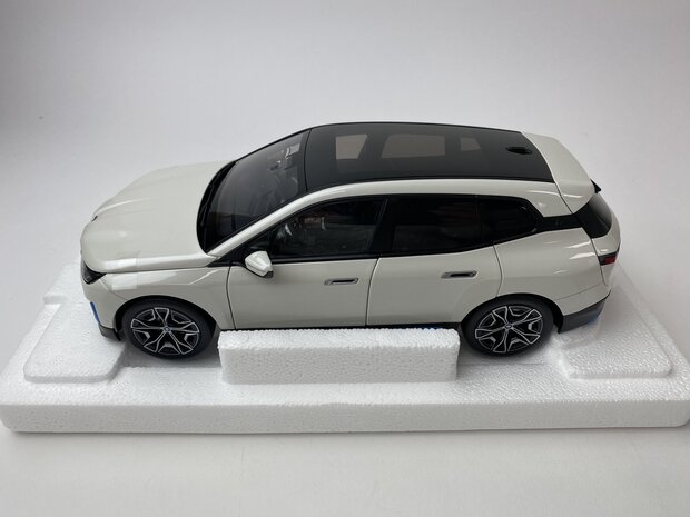 Minichamps 1:18 BMW iX (I20) wit metallic 2022