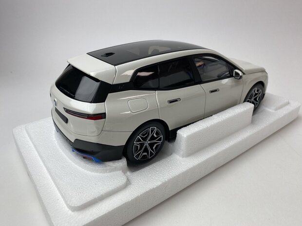 Minichamps 1:18 BMW iX (I20) wit metallic 2022