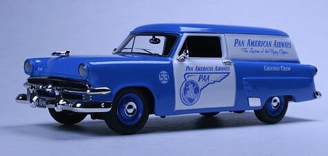 The Goldvarg Collection 1:43 Ford Courier &quot;Pan American Airways&quot; 1953 blauw / wit.