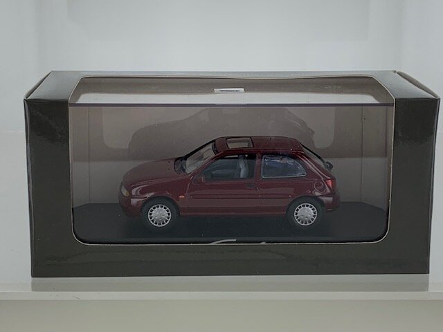 Minichamps 1:43 Ford Fiesta 1995 donkerrood, in dealer verpakking