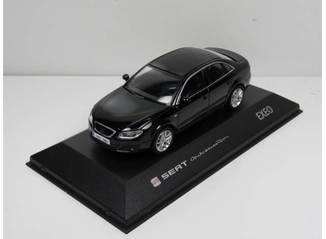 Seat Collection 1:43 Seat Exeo zwart in dealer verpakking met vitrine