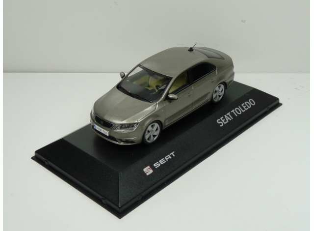 Seat Collection 1:43 Seat Toledo IV zilvergrijs in dealer verpakking