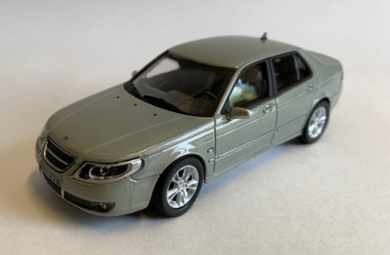 Cararama 1:43 Saab 9-5 Sedan lichtgrijs