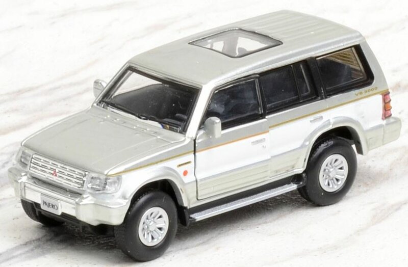 BM Creation 1:64 Mitsubishi Pajero 2nd Generation LHD  zilver met witte streep