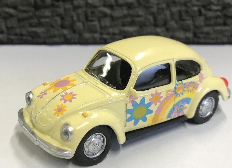 Norev 1:64 Volkswagen Beetle 1303 1973 - &quot;Peace and Love&quot; lichtgeel