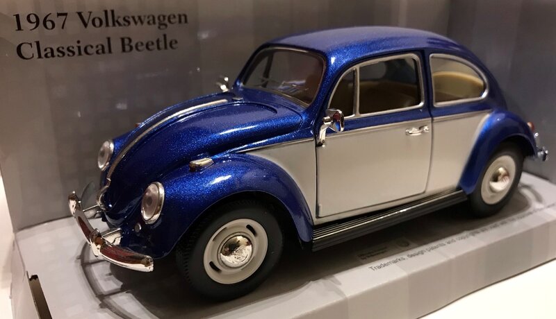 Kinsmart 1:24 Volkswagen Classic Beetle blauw wit