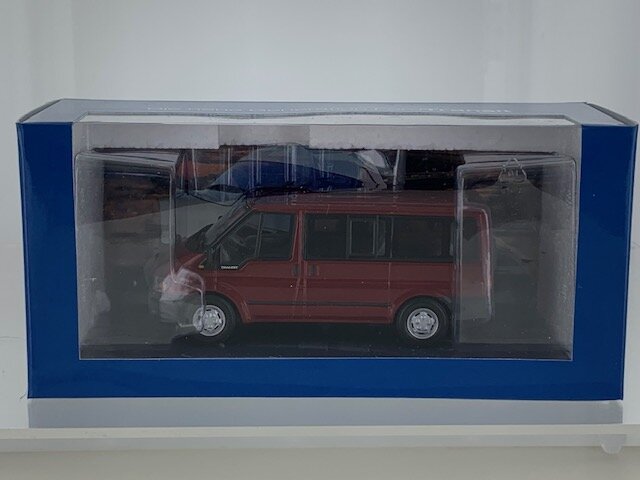 Minichamps 1:43 Ford Transit Tourneo Van 2001 donkerrood in dealerverpakking