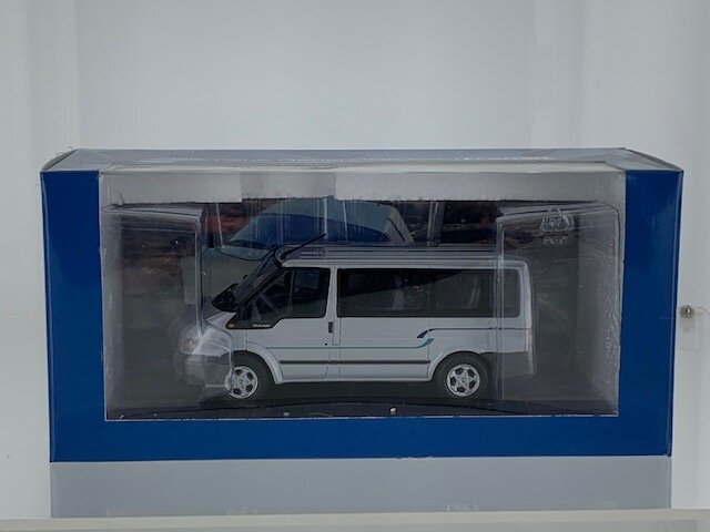 Minichamps 1:43 Ford Transit Tourneo Van 2001 zilver in dealerverpakking