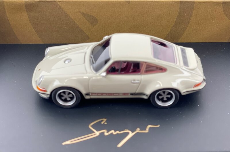 Tesuma 1:64 Porsche 964 Restomod Resin Series 1989-1994 Brandy White in luxe verpakking