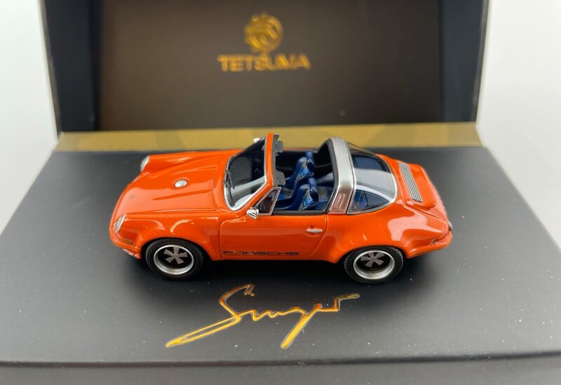 Tesuma 1:64 Porsche 964 Targa Restomod Resin Series oranje in luxe verpakking