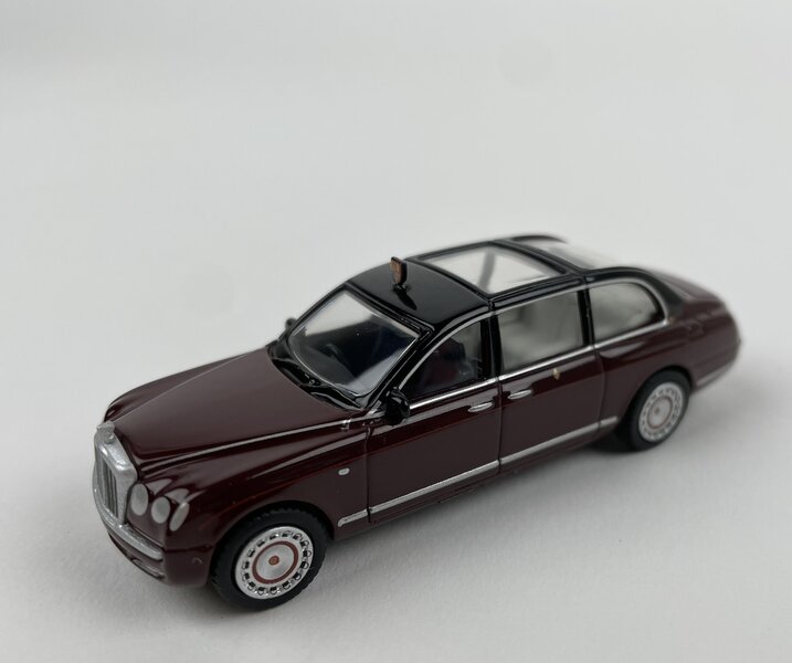 Oxford 1:76 Bentley State Limousine HM The Queen donkerrood, in vitrine