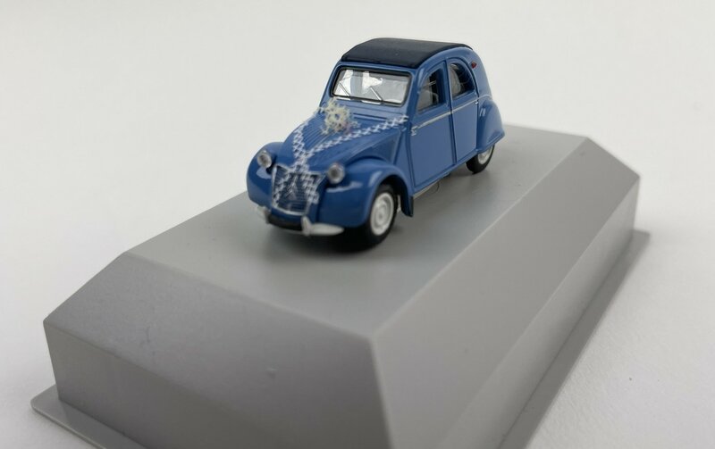 Les Classiques 1:87 Citroen 2CV AZLP Trouwauto 1958 blauw