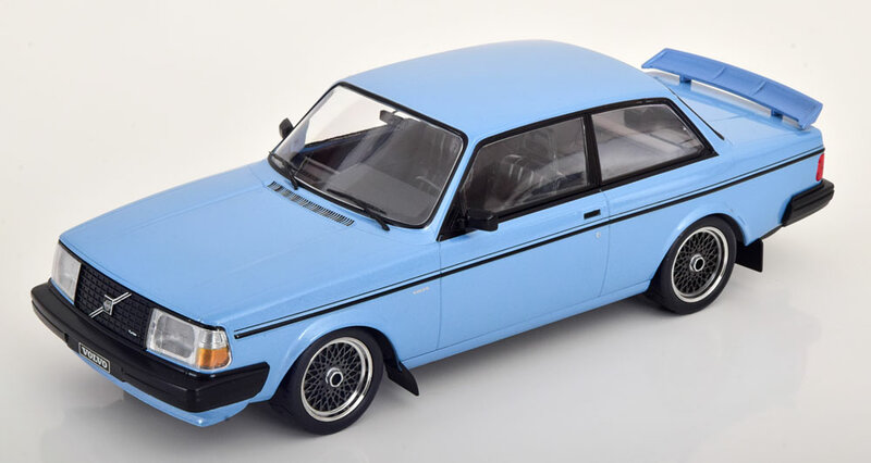 IXO 1:18 Volvo 240 Turbo Custom blauw metallic 1985