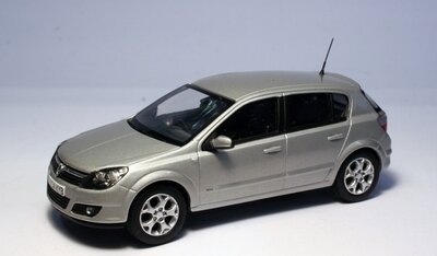 Vanguards 1:43 Vauxhall Astra 5 deurs 2004 zilver