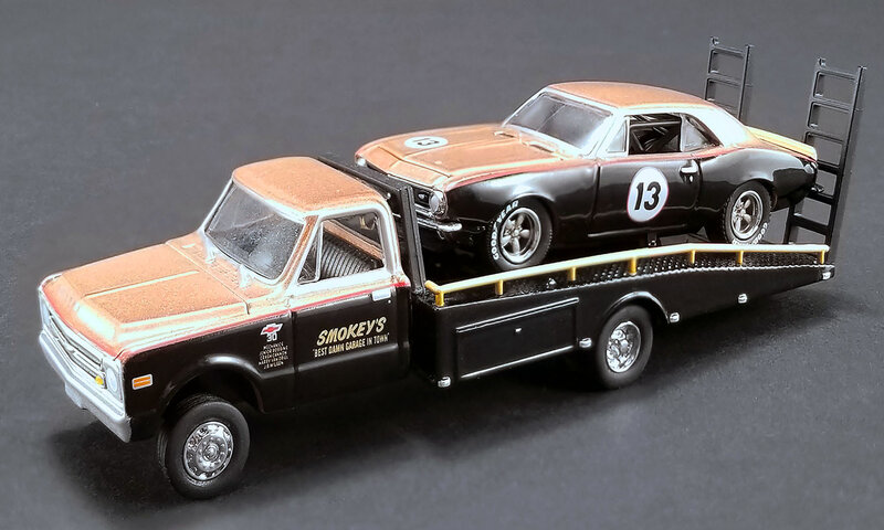 ACME 1:64 Chevrolet Camaro no 13 Smokey Yunick 1967 met Chevrolet C10 Ramp Truck