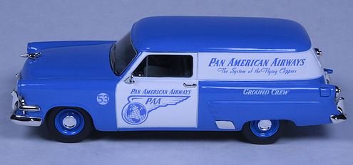 The Goldvarg Collection 1:43 Ford Courier &quot;Pan American Airways&quot; 1953 blauw / wit.