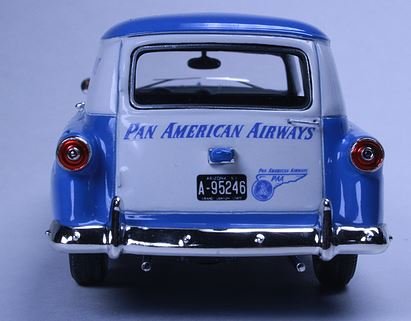 The Goldvarg Collection 1:43 Ford Courier &quot;Pan American Airways&quot; 1953 blauw / wit.