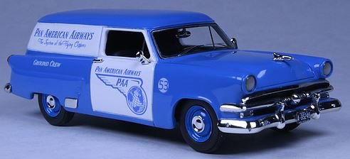 The Goldvarg Collection 1:43 Ford Courier &quot;Pan American Airways&quot; 1953 blauw / wit.