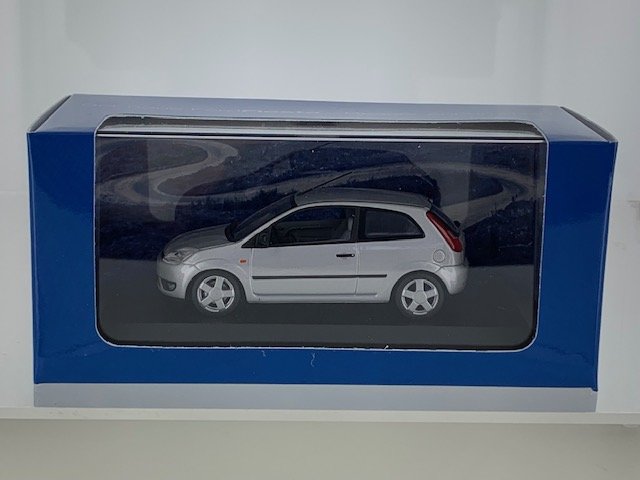 Minichamps 1:43 Ford Fiesta 2002 zilver, in dealer verpakking