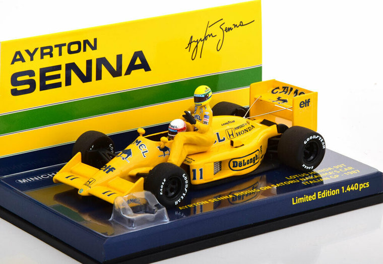 Minichamps 1:43 Lotus Honda 99T Ayrton Senna Ridding On Satoru Nakajima&#039;s car met figuur 