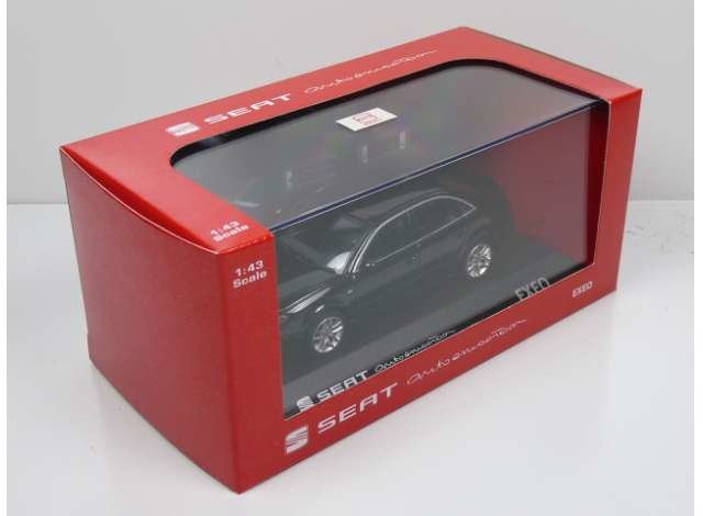 Seat Collection 1:43 Seat Exeo zwart in dealer verpakking met vitrine