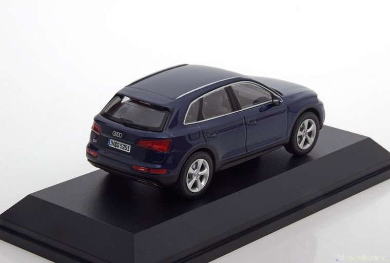 iScale 1:43 Audi Q5 blauwmetallic in dealerverpakking