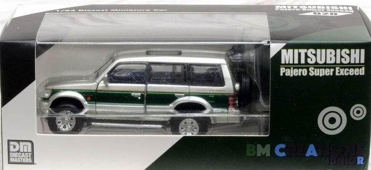 BM Creation 1:64 Mitsubishi Pajero 2nd Generation LHD  zilver met groene streep