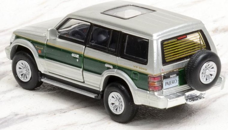 BM Creation 1:64 Mitsubishi Pajero 2nd Generation LHD  zilver met groene streep