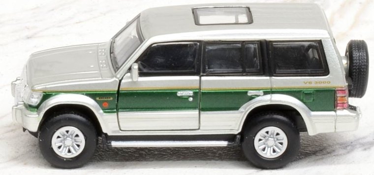 BM Creation 1:64 Mitsubishi Pajero 2nd Generation LHD  zilver met groene streep