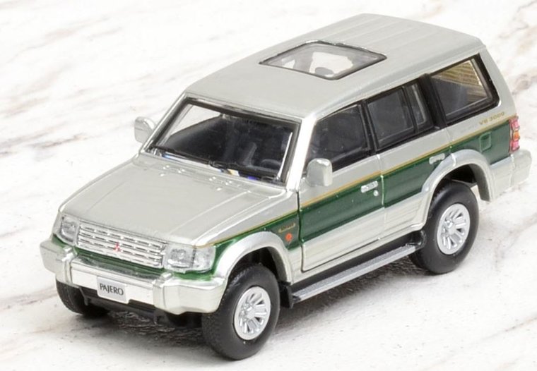 BM Creation 1:64 Mitsubishi Pajero 2nd Generation LHD  zilver met groene streep