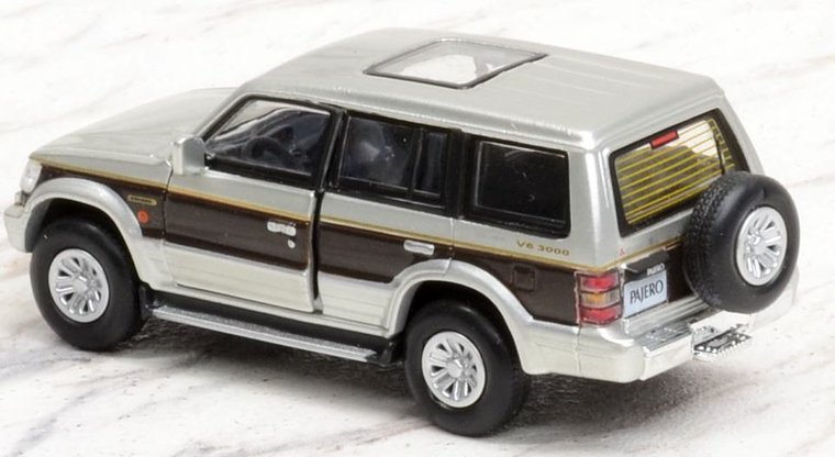 BM Creation 1:64 Mitsubishi Pajero 2nd Generation LHD  zilver met rode streep