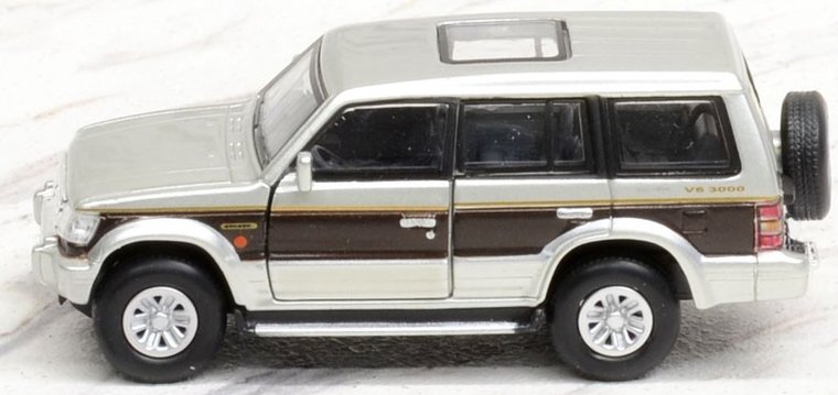 BM Creation 1:64 Mitsubishi Pajero 2nd Generation LHD  zilver met rode streep