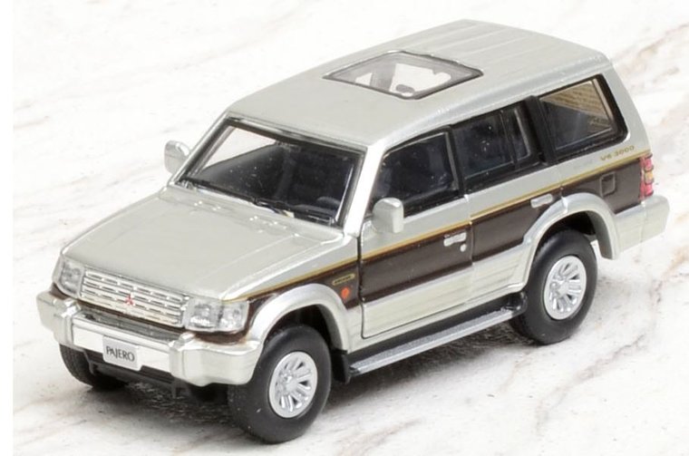 BM Creation 1:64 Mitsubishi Pajero 2nd Generation LHD  zilver met rode streep