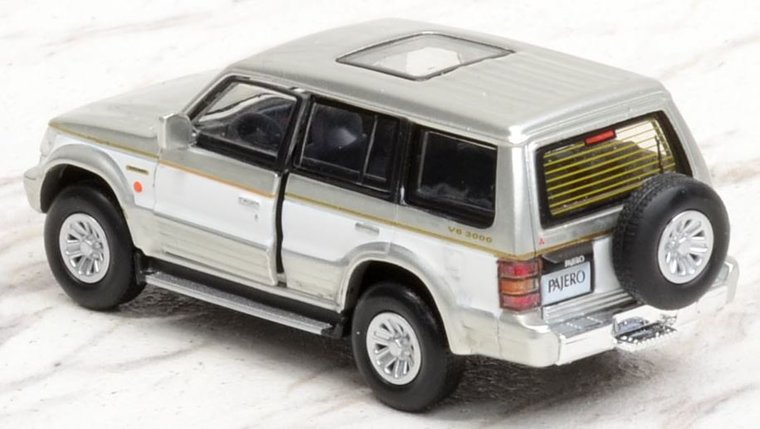 BM Creation 1:64 Mitsubishi Pajero 2nd Generation LHD  zilver met witte streep