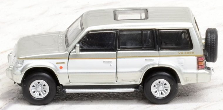 BM Creation 1:64 Mitsubishi Pajero 2nd Generation LHD  zilver met witte streep