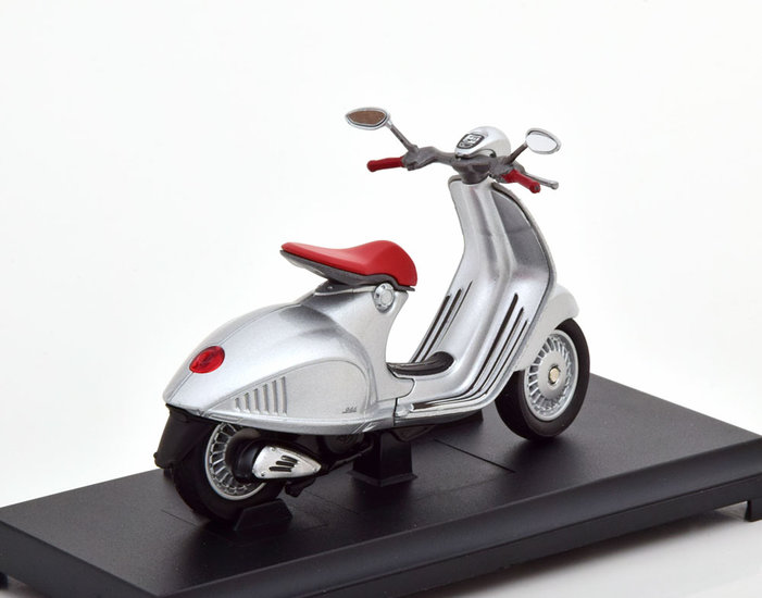 Welly 1:18 Vespa 946 2014 zilver rood