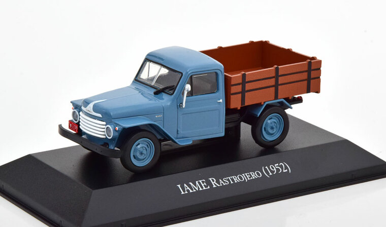 Atlas 1:43 IAME Rasrojero Pick Up 1952 blauw met boekje in blisterverpakking