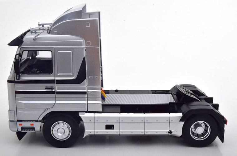 Road Kings 1:18 Scania 143 Streamline 1995 zilver, trekker