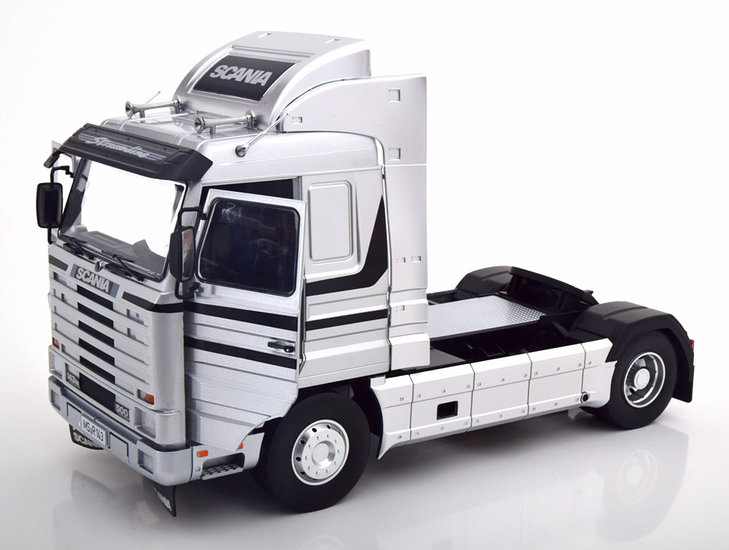 Road Kings 1:18 Scania 143 Streamline 1995 zilver, trekker