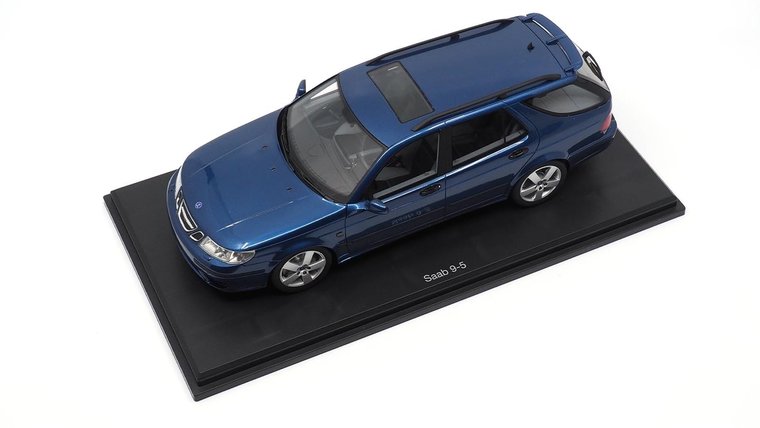 DNA Collectibles 1:18 Saab 9-5 Sportcombi Aero 2005 blauw 