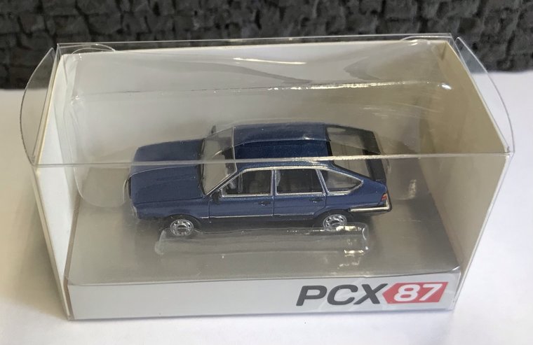 Premium Classixxs 1:87 Volkswagen Passat B2 1985 blauw in window box