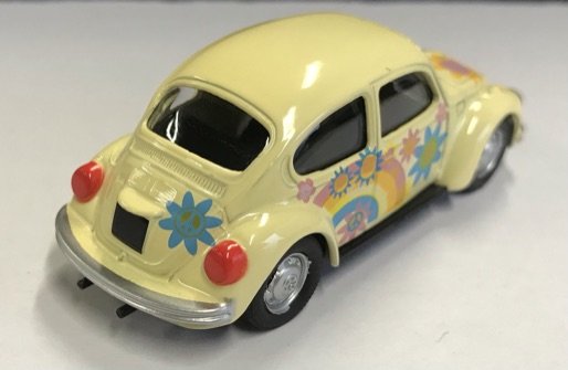 Norev 1:64 Volkswagen Beetle 1303 1973 - &quot;Peace and Love&quot; lichtgeel