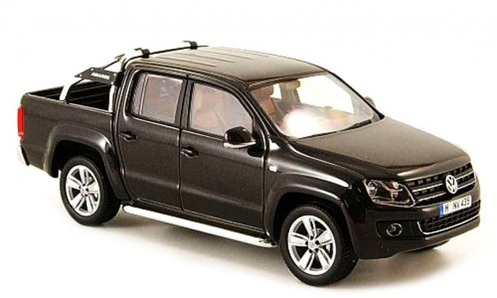 Bburago 1:43 Volkswagen Amarok 2011 zwart in windowbox